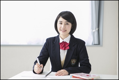 笑顔で勉強する女子高生の画像