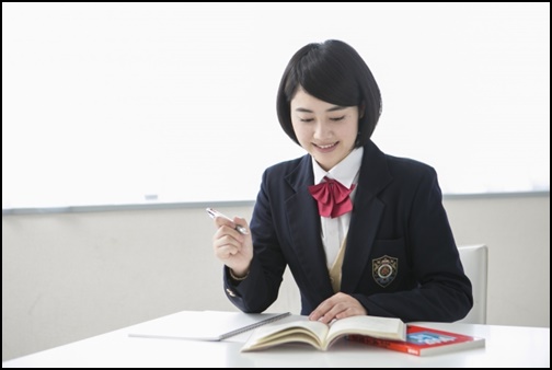 勉強する女子高生の画像2