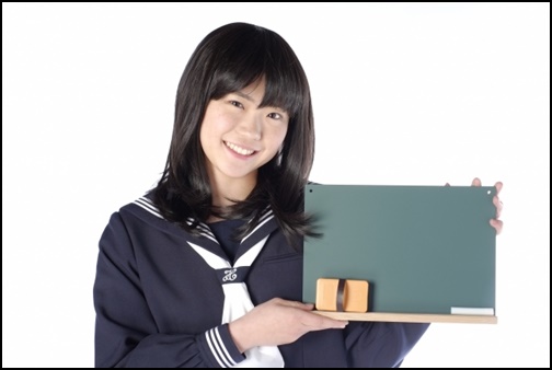 ミニ黒板を持つ女子高生の画像