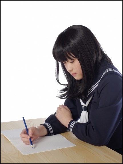 勉強する女子高生の画像