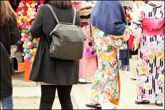 高台寺を歩く着物を着た女性と観光客の画像