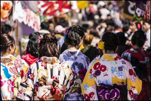 京都で着物を着た女性達の後ろ姿の画像