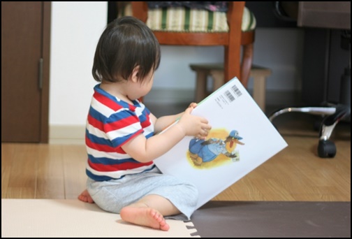 絵本を読む男の子の画像