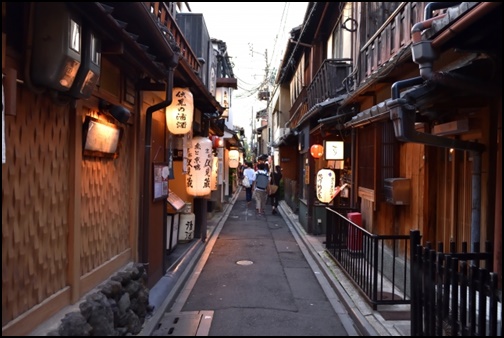 京都の裏路地の画像