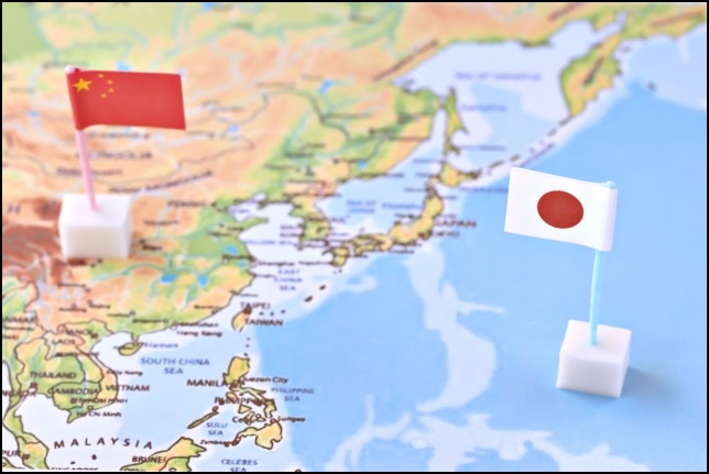 日本と中国の地図と旗の画像