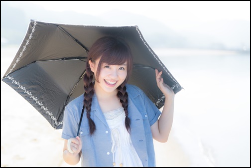 日傘をさす女性の画像