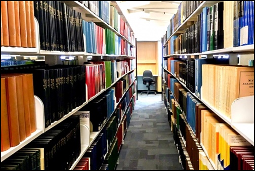 大学の図書館の画像