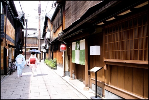 京都を着物で歩く女性の画像