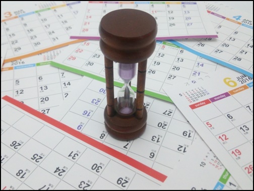 砂時計とカレンダーの画像