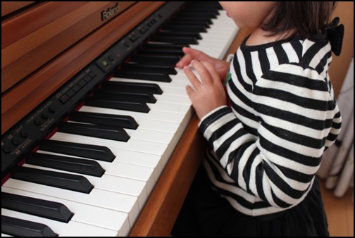 ピアノに興味を持つ女の子の画像