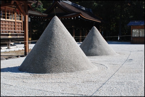 上賀茂神社の砂の画像