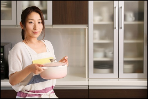 料理する女性の画像