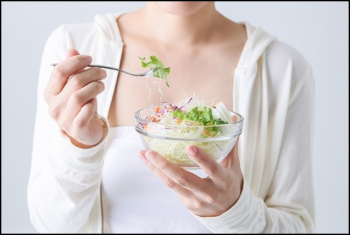 サラダを食べる女性の画像