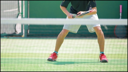 テニスをする男性の画像