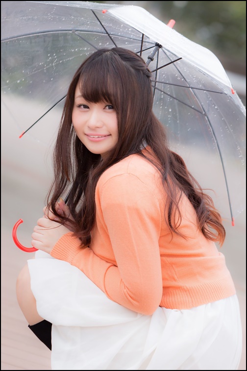 梅雨で傘をさす女性の画像