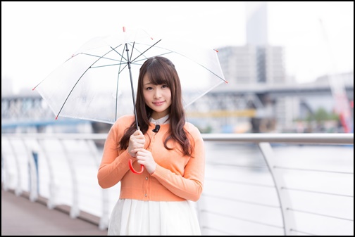 梅雨で傘をさす女性の画像