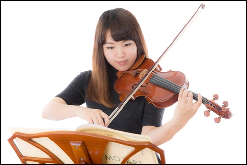 バイオリンを演奏する女性の画像