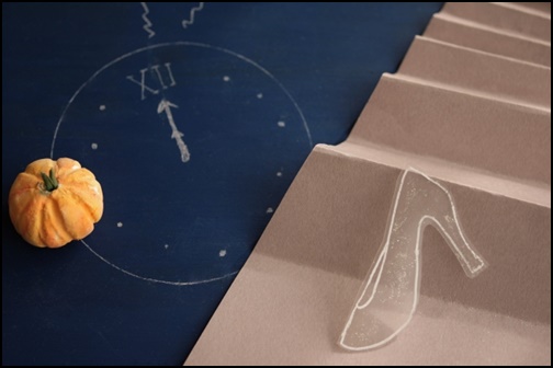 カボチャとシンデレラの靴と夜の時計の画像